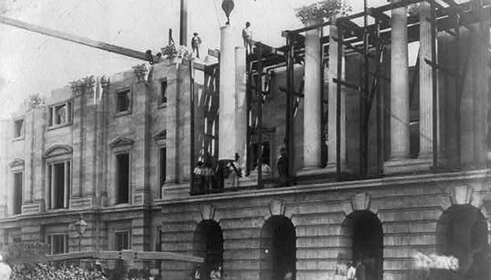 The three-story U-shaped structure features Colossal Corinthian columns
